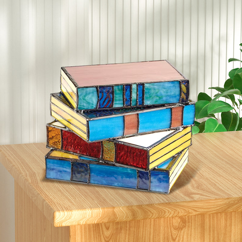 Lampe med stablede bøker i farget glass