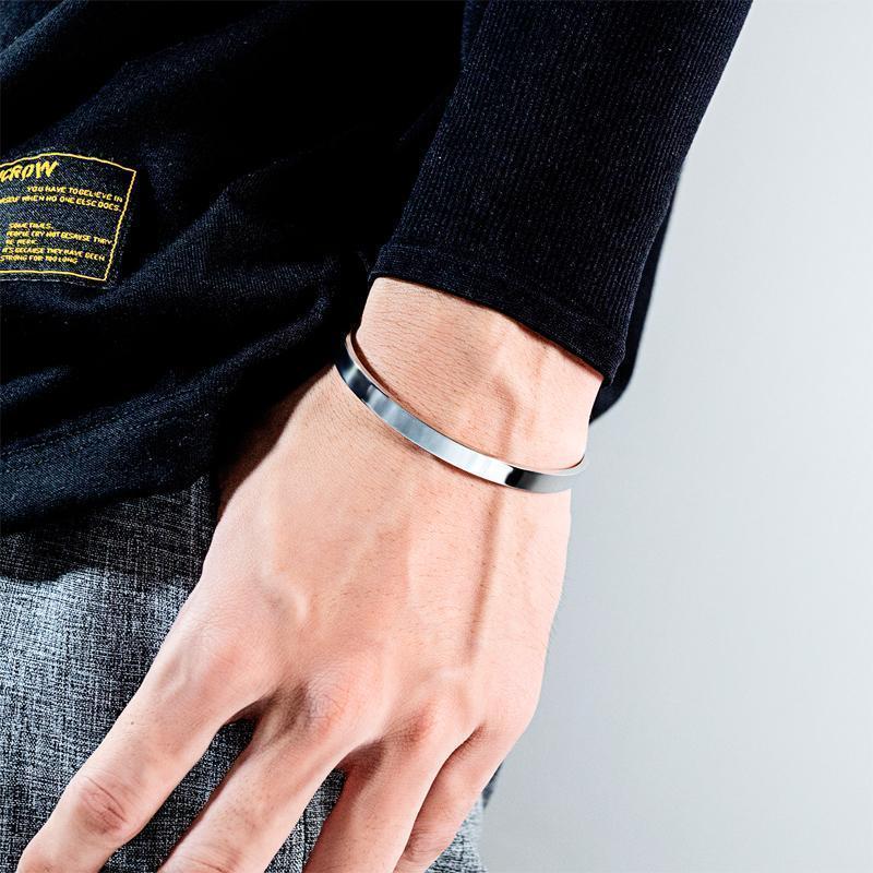 Justerbart armbånd med gravert melding